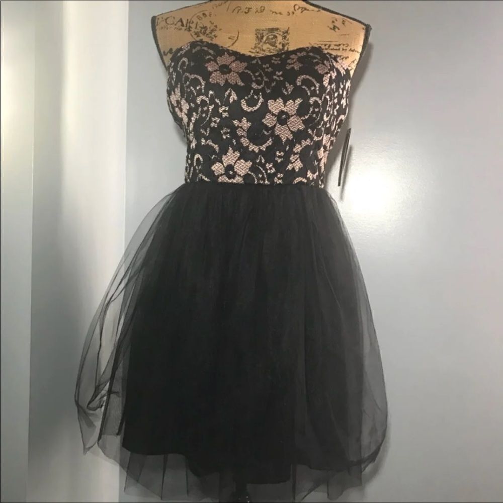 BCX Strapless Size 7 Elegant Puffy Dress